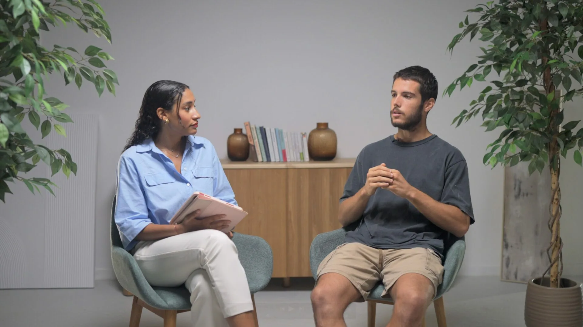 Interview filmée au studio, deux personnes face à face
