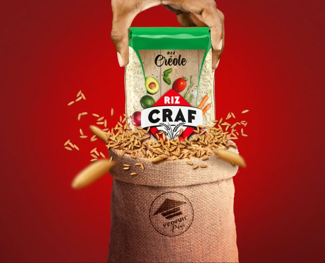 Packshot du riz CRAF avec grains en mouvement sur fond rouge